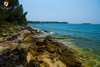 Vista sull'isola di S. Andrea dalla spiaggia rocciosa a Rovigno